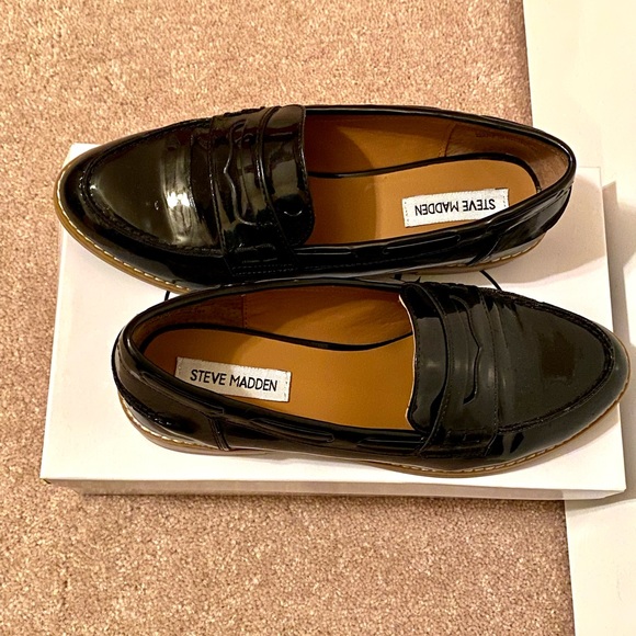 Steve Madden, size 8.5 (M), black patent leather loafer - Picture 3 of 4